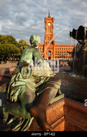 Deutschland, Berlin, Rotes Rathaus, Rotes Rathaus, Neptunbrunnen Stockfoto
