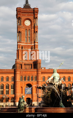 Deutschland, Berlin, Rotes Rathaus, Rotes Rathaus, Neptunbrunnen Stockfoto
