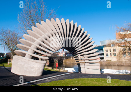 Charles Darwin Quantensprung Skulptur und Theatre Severn, Shrewsbury, Shropshire, UK Stockfoto