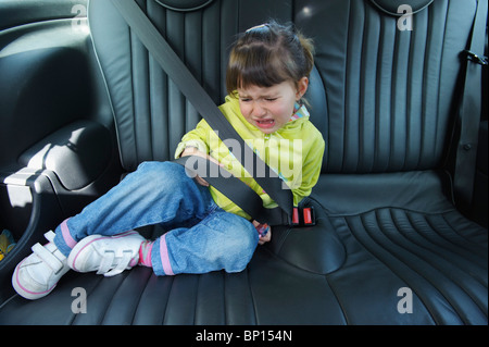 Cadiz, Spanien; Ein junges Mädchen schreit als sie sitzt In einem Fahrzeug angelegter Sicherheitsgurt Stockfoto