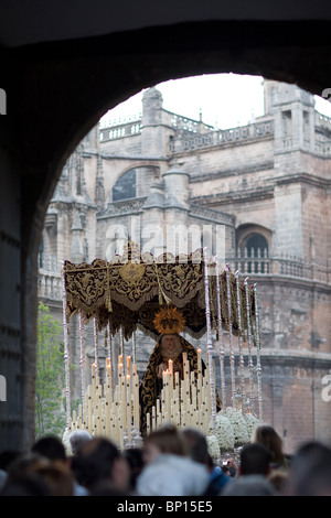 Eine Figur der Jungfrau Maria vor der Kathedrale in Sevilla, Spanien Stockfoto