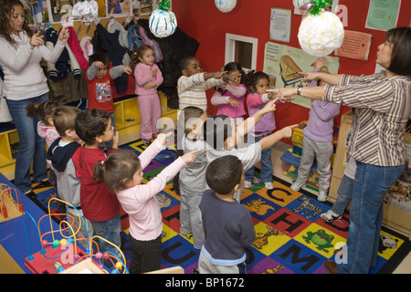 Kindergärtnerin und Schüler singen Stockfoto