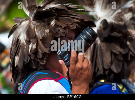 Gebürtig in traditioneller Kleidung bedienen Sie eine Kamera an Wendake Pow-Wow 31. Juli 2010. Stockfoto