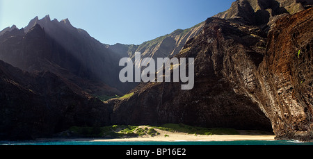 Am frühen Morgen leuchtet einen versteckten Strand und Höhle an der Na Pali Küste, Nordküste, Kauai, Hawaii. Stockfoto