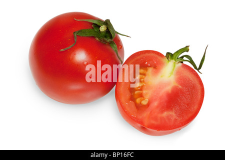 ein ganzes und eine Hälfte geschnittene Tomaten isoliert auf weißem Hintergrund Stockfoto