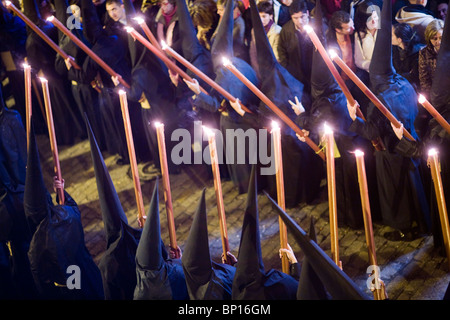 Gläubigen mit Kerzen während der Osterprozession, Sevilla, Spanien Stockfoto