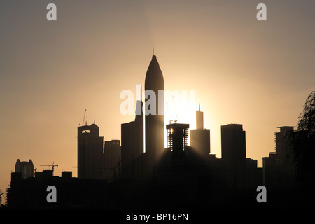 Sonnenuntergang über Dubai mit vielen Türmen vor. Stockfoto