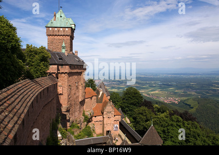 Haut Koenigsbourg Schloss mit Blick auf die Rheinebene Stockfoto