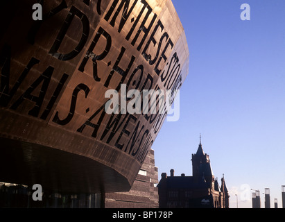 Wales Millennium Centre und Fassade mit Pierhead Gebäude im Hintergrund Cardiff Bay South Wales UK Stockfoto