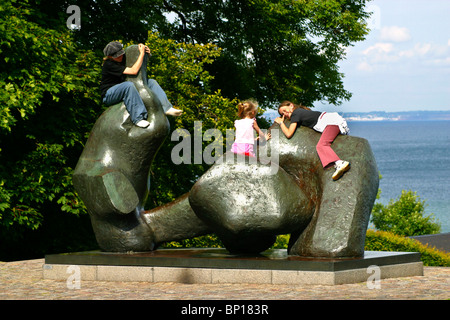 Kinder spielen am Henry Moore (1898-1986) Skulptur, Louisiana Museum of Modern Art, Dänemark. Stockfoto