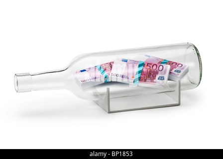 500 Euro-Scheine in einer Flasche Stockfoto