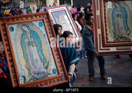 Pilger versammeln sich an der Muttergottes von Guadalupe Basilica in Mexiko-Stadt, 10. Dezember 2007 Stockfoto