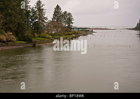 Dieses malerische Wasser wird in Taholah, Washington Grays Harbor County, befindet sich auf der Quinault Indian Reservation auf einer Wolke entnommen. Stockfoto