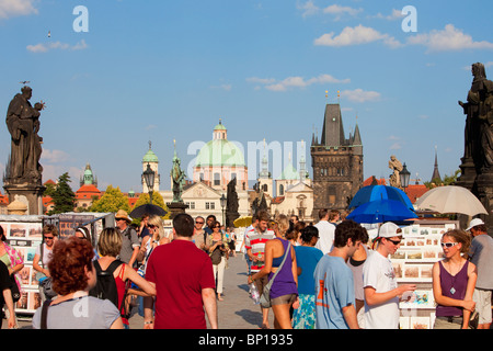 Cezch Republik, Prag - Touristen auf der Karlsbrücke Stockfoto