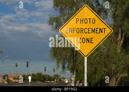 "Foto Durchsetzung Zone" unterschreiben Warnung Foto Durchsetzung der Geschwindigkeit Gesetze voraus - El Mirage, in der Nähe von Phoenix, Arizona, USA Stockfoto