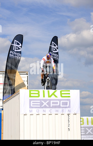 Welt-Champion Trial Biker Petr Kraus auf der Bike Expo in München zeigt einige seiner Tricks. Stockfoto