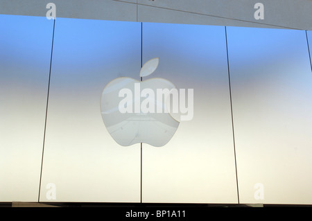 Im Apple Store in Irvine, Kalifornien öffnet seine Türen für die Massen von Menschen darauf bedacht, ihre Hände auf die neueste iPad-Version bekommen. Stockfoto
