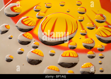 Das Shell Oil-Logo ist aus Öltröpfchen auf eine Motorhaube sehen. Bild von James Boardman. Stockfoto