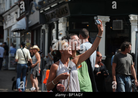 Paar Fotografieren selbst bei Pride-Veranstaltung in Brighton UK unter ein Selbstporträt Stockfoto
