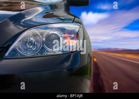 Schwarzes Auto auf einer Landstraße zu beschleunigen. Stockfoto