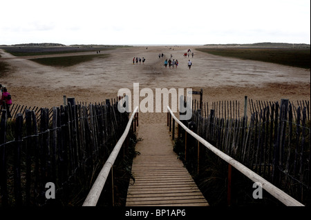 Besucher, die aus Holkham Beach an einem nassen Sommertag entlang der North Norfolk Küste UK Stockfoto