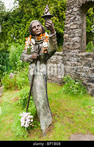 Bronzestatue des Heiligen Brigid von Kildare in ihrem heiligen Brunnen/Schrein Stockfoto