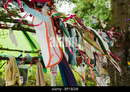 Bänder, Tuch und Geschenke hängen von den Zweigen eines Baumes am gut Heiligen Schrein für Saint Brigid von Kildare. Stockfoto