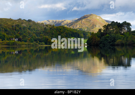 Am frühen Morgensonnenlicht auf Spitze Felsen im Herbst von Grasmere in The Lake District National Park Cumbria England. Stockfoto