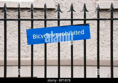 Schild an einem eisernen Zaun "Fahrräder verboten" Stockfoto