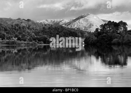 Am frühen Morgensonnenlicht auf Spitze Felsen im Herbst von Grasmere in The Lake District National Park Cumbria England. Stockfoto