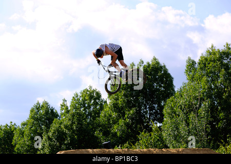 Ein nicht identifizierter Teilnehmer beteiligt sich an einem BMX/Mountainbike-Wettbewerb. Stockfoto
