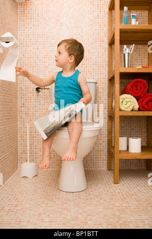 kleinen Jungen auf der Toilette sitzend Stockfoto, Bild: 18095038 - Alamy