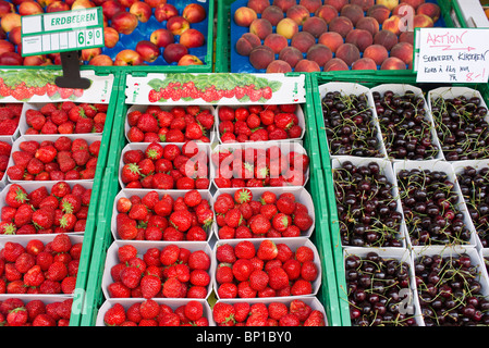 Erdbeeren und anderen Früchten vor Geschäft in der Schweiz Stockfoto