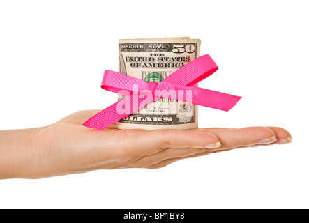 Bündel von amerikanischen 50-Dollar-Scheine eingewickelt in eine rosa Schleife Stockfoto
