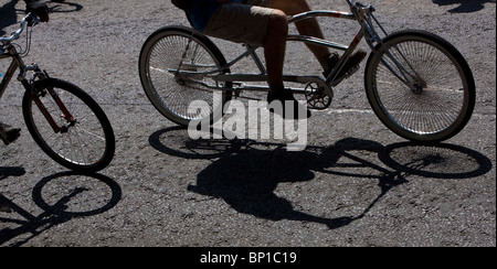 Von London nach Brighton Radfahrer machen es Weg durch das malerische Dorf Lindfield.  Bild von James Boardman Stockfoto