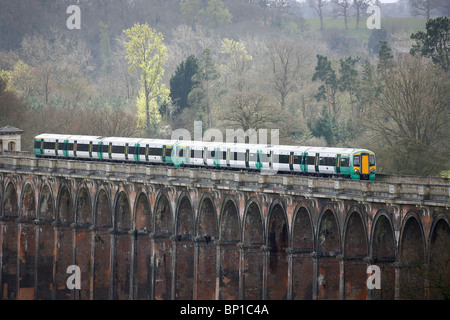 Eine Bahn kreuzt das Ouse Valley-Viadukt in der Nähe von Balcombe. Stockfoto