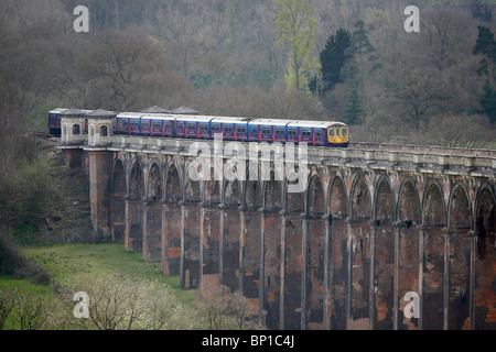 Eine Bahn kreuzt das Ouse Valley-Viadukt in der Nähe von Balcombe. Stockfoto