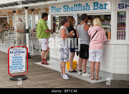 Eine Schlange von Menschen außerhalb ein Meeresfrüchte-Meeresfrüchte-Bar am Pier von Brighton Sussex UK Stockfoto