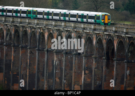 Eine Bahn kreuzt das Ouse Valley-Viadukt in der Nähe von Balcombe. Stockfoto