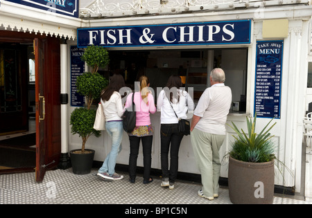 Eine Schlange von Menschen vor einem Fish and Chips Laden am Pier von Brighton Sussex UK Stockfoto