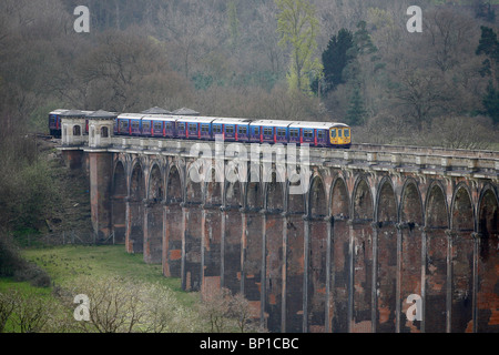 Ein Zug in Richtung London kreuzt über die Ouse Valley Viaduct. Bild James Boardman. Stockfoto