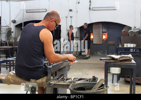 Mann, Glasfiguren auf Mdina Glass Factory, Ta Qali Kunsthandwerk Dorf in der Nähe von Mdina, Zentralmalta, Mittelmeer, Europa Stockfoto