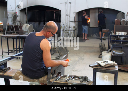 Mann, Glasfiguren auf Mdina Glass Factory, Ta Qali Kunsthandwerk Dorf in der Nähe von Mdina, Zentralmalta, Mittelmeer, Europa Stockfoto