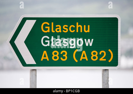 A83 Straßenschild in Englisch und Gälisch, Glasgow oder Glaschu Stockfoto