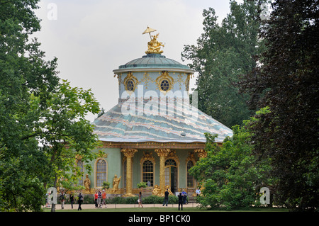 Besucher zu Fuß, vorbei an dem chinesischen Teehaus im Park Sanssouci in Potsdam, Ostdeutschland Juli 2010 Stockfoto