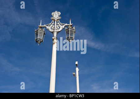 Straßenlampen verziert; Straßenlaternen gegen einen blauen Sommerhimmel Brighton Meer entlang. Stockfoto