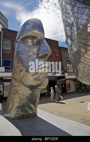 Reflexionen von Bedford. Ein Kunstwerk von Rick Kirby im Zentrum von Bedford Stadt England Stockfoto