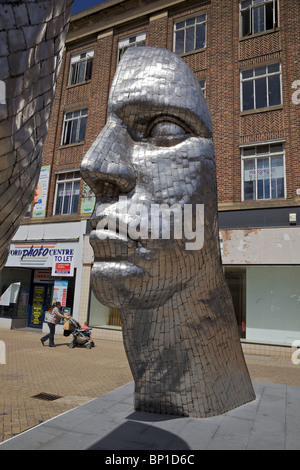 Reflexionen von Bedford. Ein Kunstwerk von Rick Kirby im Zentrum von Bedford Stadt England Stockfoto