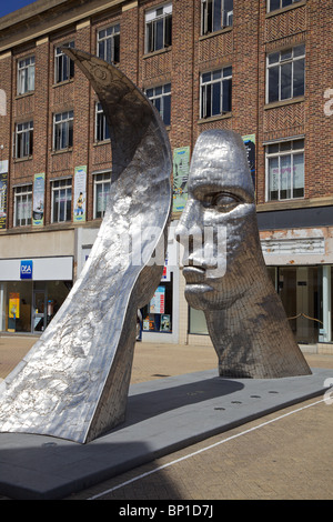 Reflexionen von Bedford. Ein Kunstwerk von Rick Kirby im Zentrum von Bedford Stadt England Stockfoto