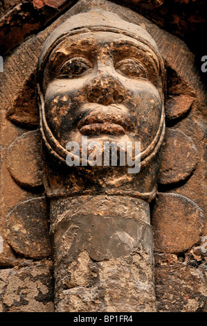 Spanien, Jakobsweg: The St. James Church of Puente la Reina romanischen Figuren und Gesichter ziert Stockfoto